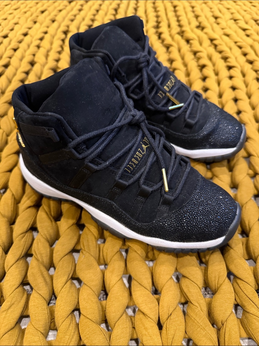 Air Jordan Retro 11 - Black/Metallic Gold - Size 7